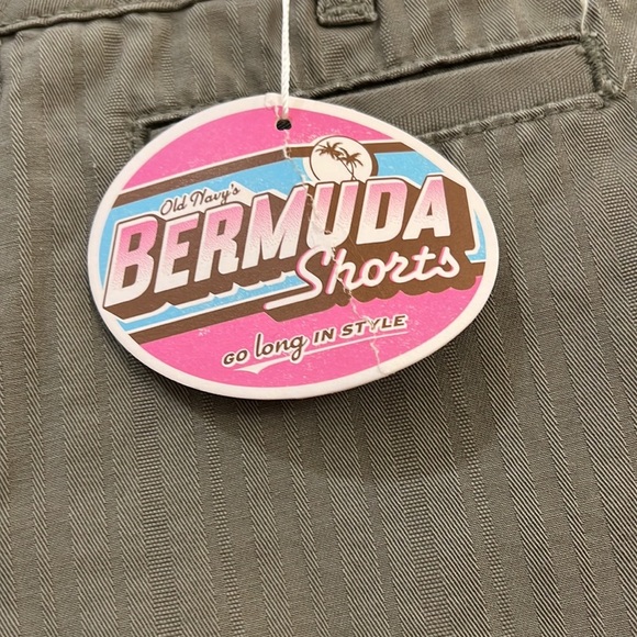 Old Navy ladies Bermuda shorts - Picture 2 of 4